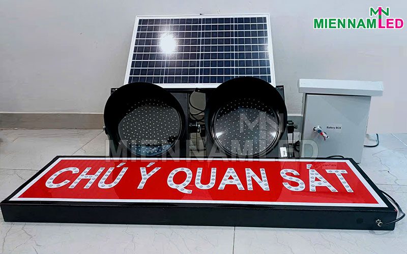 đèn chớp vàng đôi và hộp led "chú ý quan sát"