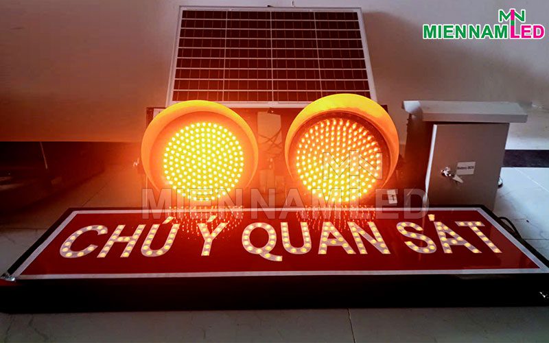 đèn chớp vàng đôi và hộp led "chú ý quan sát"