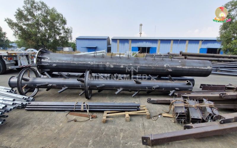 cột đèn pha có thang leo