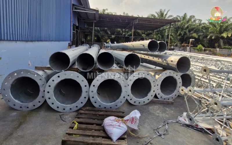 cột đèn sân bóng đá