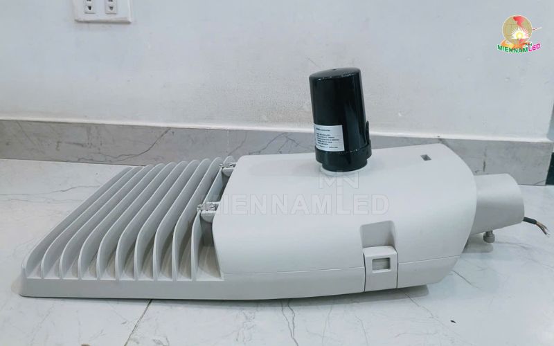 Đèn đường thông minh lắp đặt bộ điều khiển NEMA