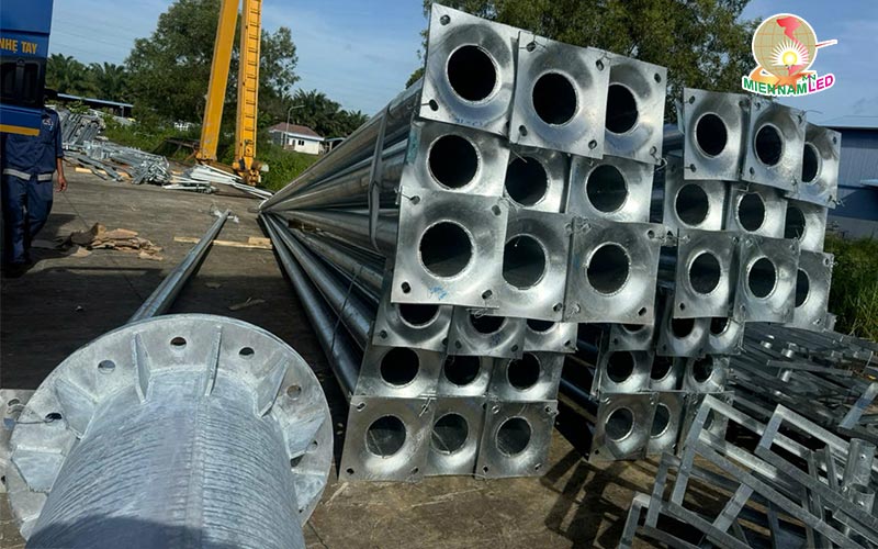 giá cột điện thép mạ kẽm nhúng nóng