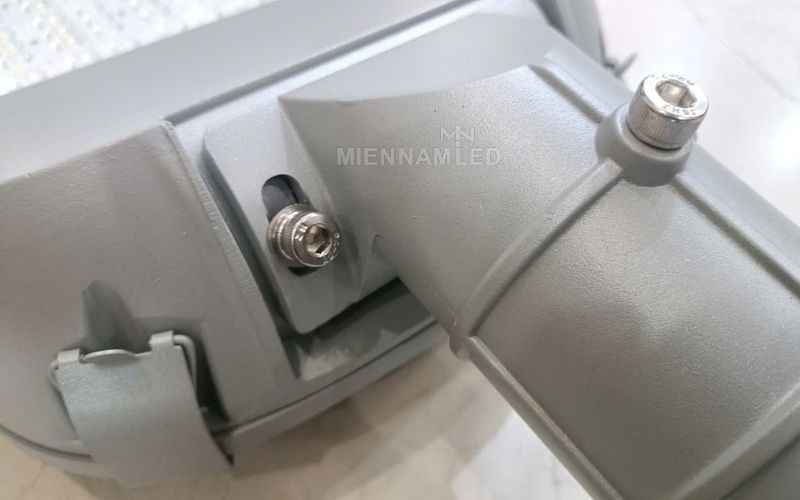 Vỏ đèn nhôm đúc, bulong inox không git