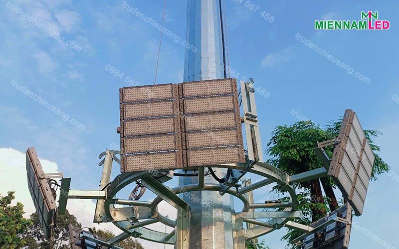 trụ đèn nâng hạ