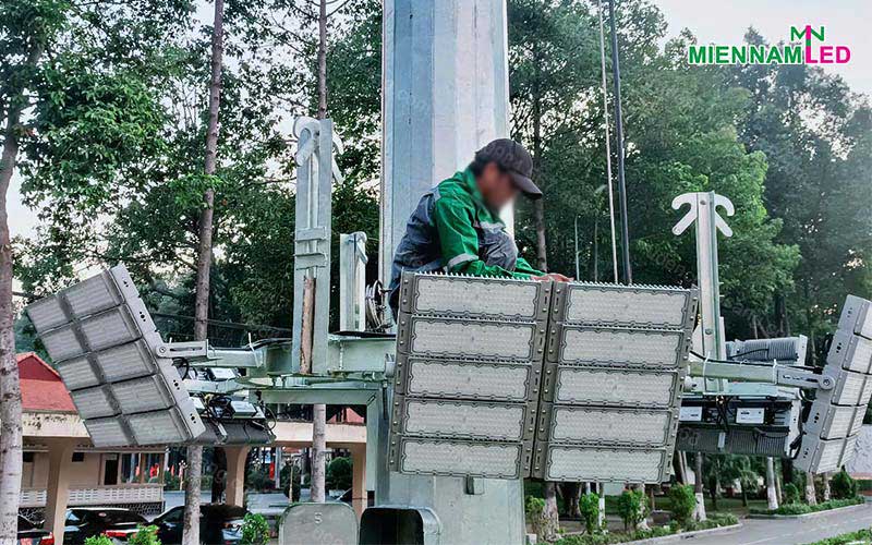 Trụ đèn nâng hạ thi công lắp đặt trụ đèn nâng hạ