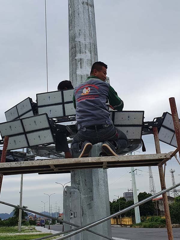 cột đèn nâng hạ