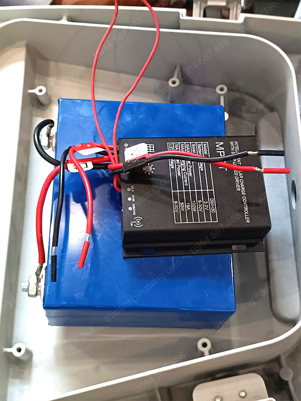 Bộ điều khiển sạc MPPT