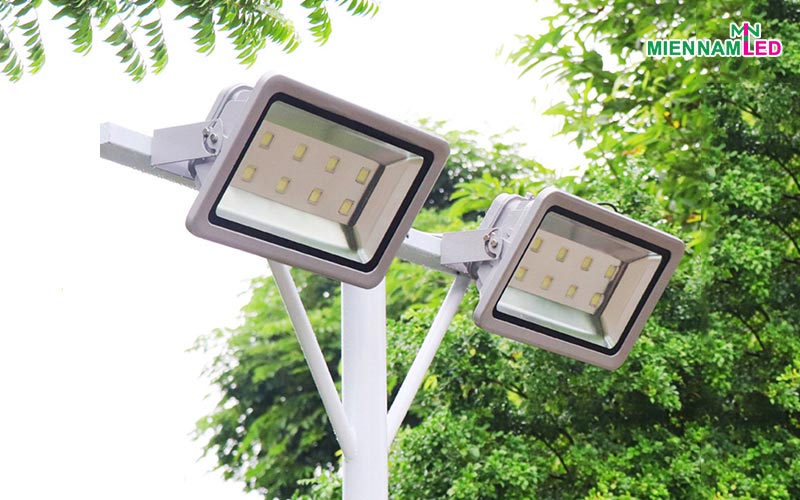đèn sân bóng đá 400w đèn sân bóng đá 400w