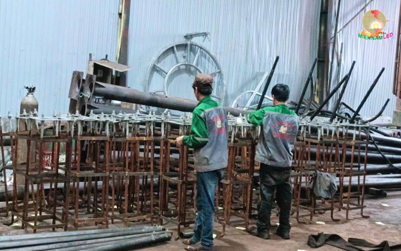 khung móng cột đèn chiếu sáng