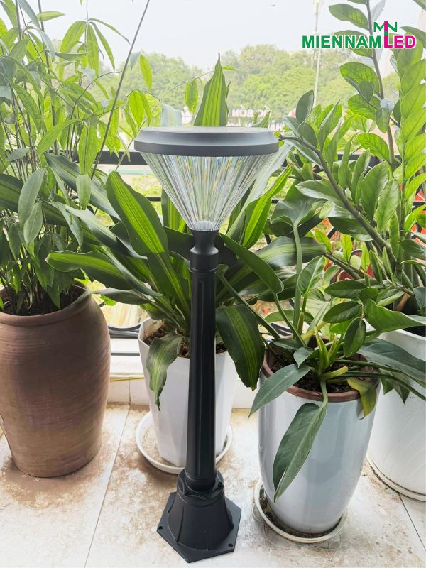 đèn sân vườn năng lượng mặt trời TCS01 đèn sân vườn năng lượng mặt trời TCS01