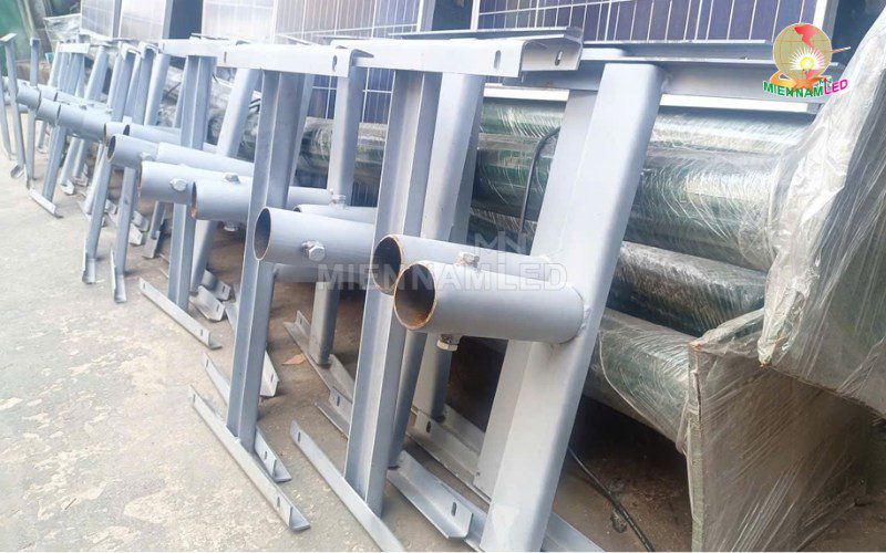 giá đỡ tấm pin đèn năng lượng mặt trời