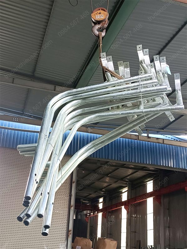 cần đèn bắt trụ bê tông