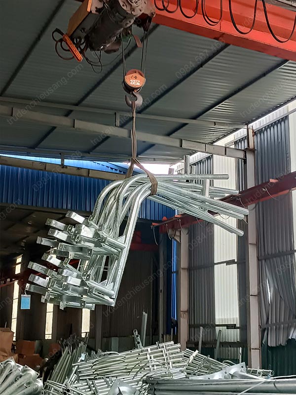 cần đèn bắt trụ bê tông