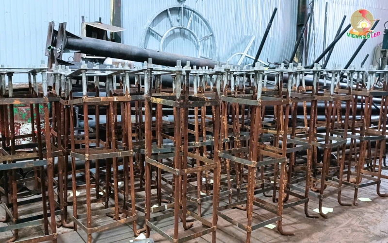 khung móng cột đèn chiếu sáng