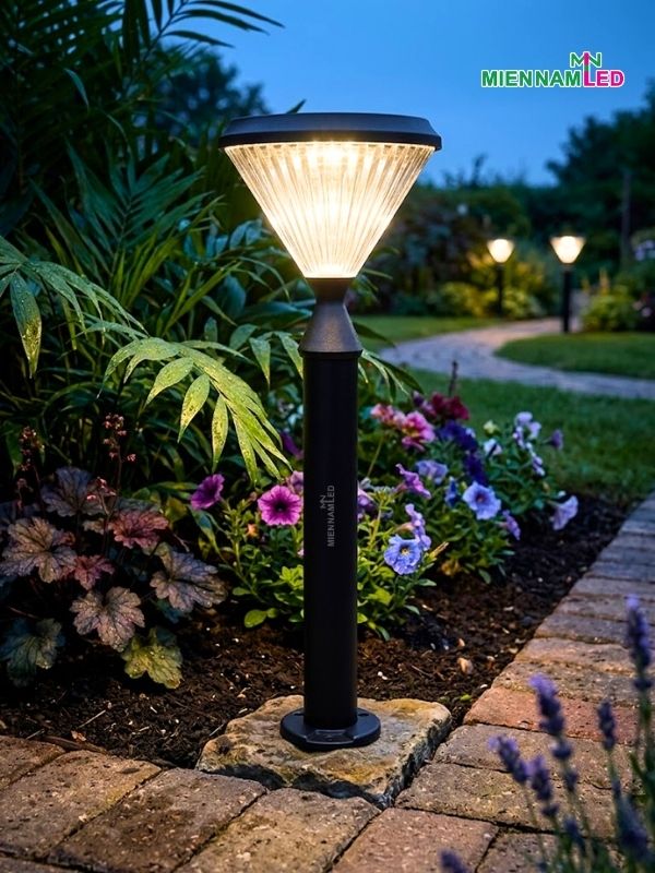 đèn cắm cỏ năng lượng mặt trời